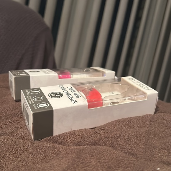 NEW IN BOX - 2.4 AMP DUAL USB CAR CHARGER (TWO!!) PINK AND RED - BYTECH - Picture 4 of 6